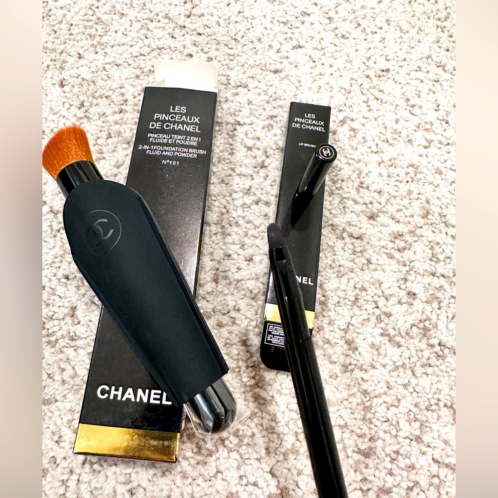 NIB Chanel foundation brush and lip brush